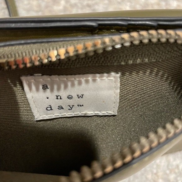 A New Day Green Crossbody Wallet Rose Gold Colored Hardware Phone Slot EUC - Picture 2 of 9